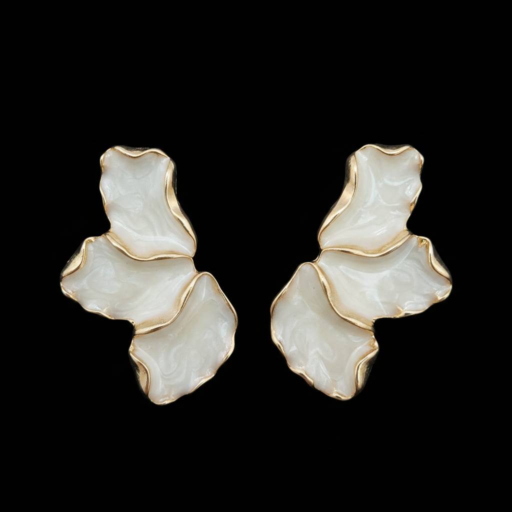 گوشواره میخی صدفی طرح نیم گل